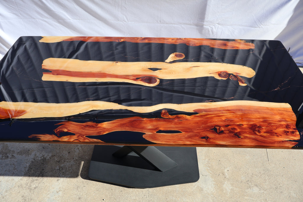 Ébano Dorado   Mesa con resina epoxi negra y madera natural de nogal